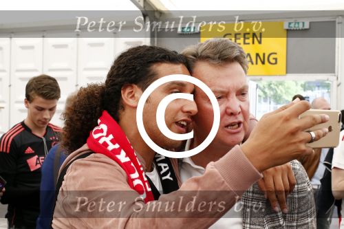 Schiphol Stockholm 24 mei 2017
Vertrek supporters Ajax naar Stockholm. Ali B en Louis v Gaal