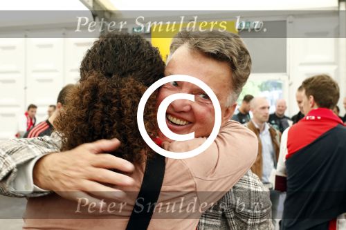 Schiphol Stockholm 24 mei 2017
Vertrek supporters Ajax naar Stockholm. Ali B en Louis v Gaal