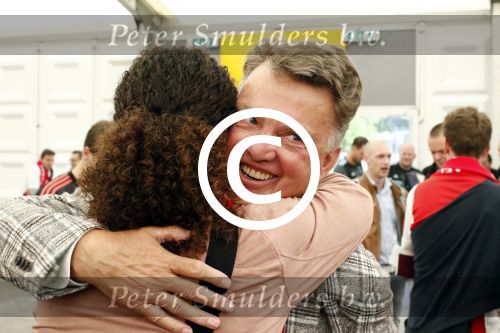Schiphol Stockholm 24 mei 2017
Vertrek supporters Ajax naar Stockholm. Ali B en Louis v Gaal