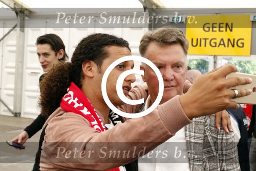 Schiphol Stockholm 24 mei 2017
Vertrek supporters Ajax naar Stockholm. Ali B en Louis v Gaal