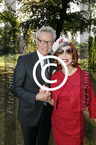 Haarzuilens 21 juni 2017
Haringparty bij kasteel de Haar. Marijke Helwegen met man