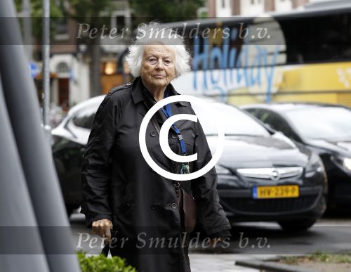 Amsterdam 7 juni 2017 
Marjan Berk wandelend op straat