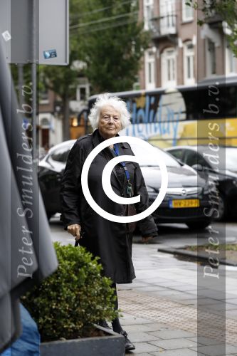 Amsterdam 7 juni 2017 
Marjan Berk wandelend op straat