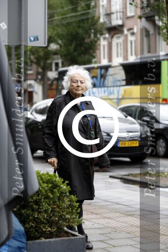 Amsterdam 7 juni 2017 
Marjan Berk wandelend op straat