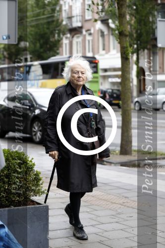 Amsterdam 7 juni 2017 
Marjan Berk wandelend op straat