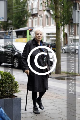 Amsterdam 7 juni 2017 
Marjan Berk wandelend op straat