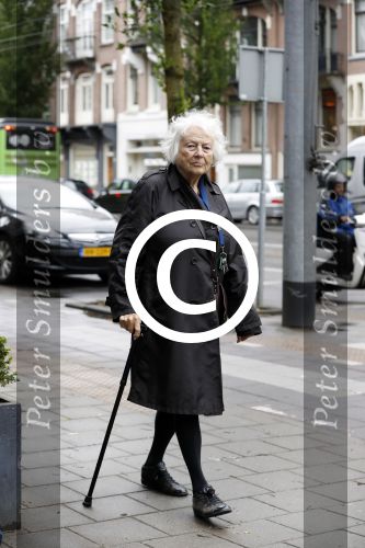 Amsterdam 7 juni 2017 
Marjan Berk wandelend op straat