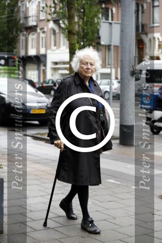 Amsterdam 7 juni 2017 
Marjan Berk wandelend op straat