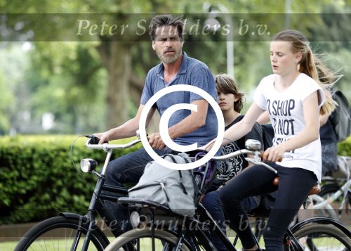 Amsterdam 29 mei 2017 
Mark v d Loo met zijn zoon op de fiets