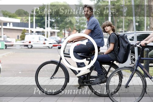 Amsterdam 29 mei 2017 
Mark v d Loo met zijn zoon op de fiets