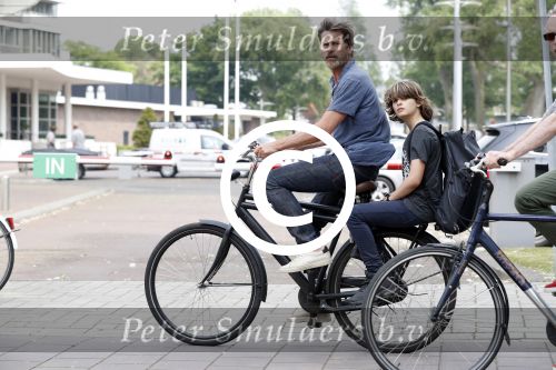 Amsterdam 29 mei 2017 
Mark v d Loo met zijn zoon op de fiets