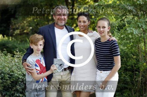 Haarzuilens 1 juni 2017
Maureen du Toit met vriend en hun kinderen tijdens presentatie van haar boek.