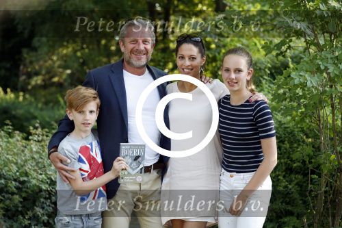 Haarzuilens 1 juni 2017
Maureen du Toit met vriend en hun kinderen tijdens presentatie van haar boek.
