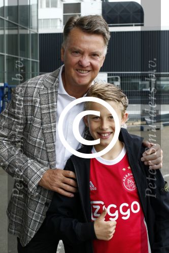 Schiphol Stockholm 24 mei 2017
Vertrek supporters Ajax naar Stockholm. Max Smulders met Louis v Gaal