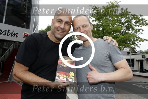 Hilversum 30 mei 2017
Boek presentatie Mental Theo ( Theo Nabuurs) in de vorstin. theo met Charly Lownoise Ramon Rollfs