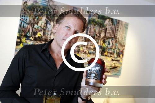Amsterdam 16 juni 2017
Presentatie nieuwe vodka van Michiel Mol Caramol in de gallery van Joseph Klibansky op de pc hooftstraat