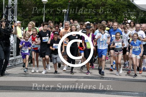 Hilversum 21 mei 2017
Bart \'s mediarun op het mediapark tbd de Bart de Graaff foundation. Aanwezig zus Miriam en moeder Marianne  van Bart de Graaff. Bridget Maasland zoon Mees , Kees Tol Howard Komproe en Jan Heemskerk lopen mee. Irene Moors presenteert het geheel.