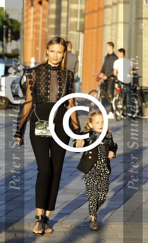 Nieuwegein 10 juni 2017
Feest voor Wesley Sneijder bij Will\'s in nieuwgein tbv het feit dat hij recordinternational voor nederland is geworden. Peter Bakker met zijn vrouw Natasha Poly en hun dochter