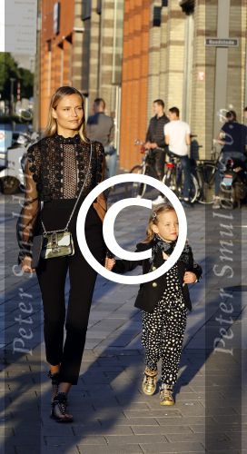 Nieuwegein 10 juni 2017
Feest voor Wesley Sneijder bij Will\'s in nieuwgein tbv het feit dat hij recordinternational voor nederland is geworden. Peter Bakker met zijn vrouw Natasha Poly en hun dochter