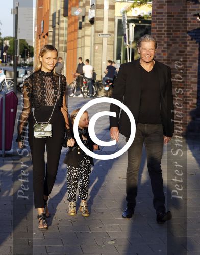 Nieuwegein 10 juni 2017
Feest voor Wesley Sneijder bij Will\'s in nieuwgein tbv het feit dat hij recordinternational voor nederland is geworden. Peter Bakker met zijn vrouw Natasha Poly en hun dochter