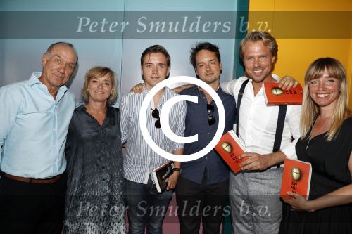 Zandvoort 1 juni 2017 
Boekpresentatie Peter Romer en zijn vrouw Anette Hock in standtent Rapa Nui . Hun kinderen waaronder Thijs en Nienke kregen het eerste boek. Nienke met dochter