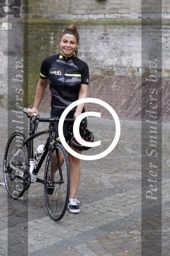Alkmaar 17 mei 2017
Olcay Gulsen Leontie v Moorsel en Simon Keizer fiets voor de kankerbestrijding