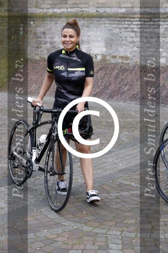 Alkmaar 17 mei 2017
Olcay Gulsen Leontie v Moorsel en Simon Keizer fiets voor de kankerbestrijding