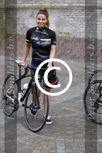 Alkmaar 17 mei 2017
Olcay Gulsen Leontie v Moorsel en Simon Keizer fiets voor de kankerbestrijding