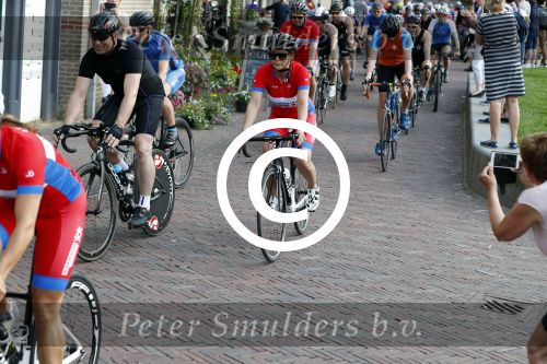 Alkmaar 17 mei 2017
Olcay Gulsen Leontie v Moorsel en Simon Keizer fiets voor de kankerbestrijding