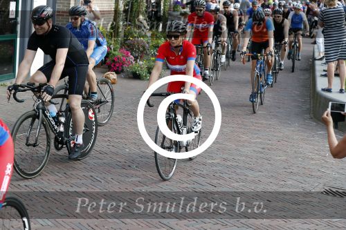 Alkmaar 17 mei 2017
Olcay Gulsen Leontie v Moorsel en Simon Keizer fiets voor de kankerbestrijding