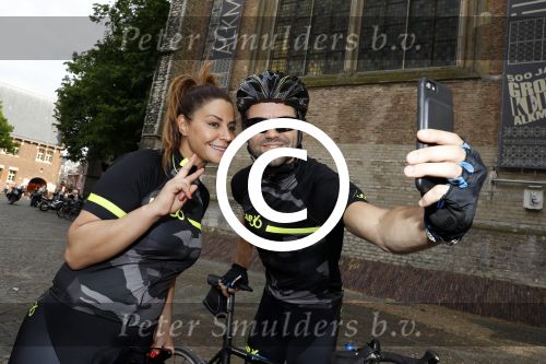 Alkmaar 17 mei 2017
Olcay Gulsen Leontie v Moorsel en Simon Keizer fiets voor de kankerbestrijding