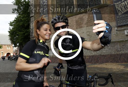 Alkmaar 17 mei 2017
Olcay Gulsen Leontie v Moorsel en Simon Keizer fiets voor de kankerbestrijding