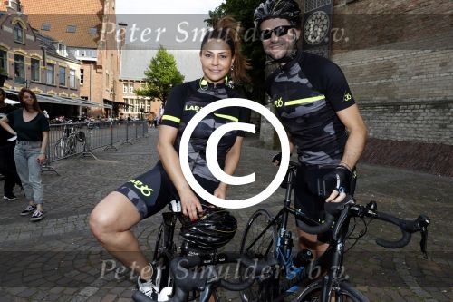 Alkmaar 17 mei 2017
Olcay Gulsen Leontie v Moorsel en Simon Keizer fiets voor de kankerbestrijding