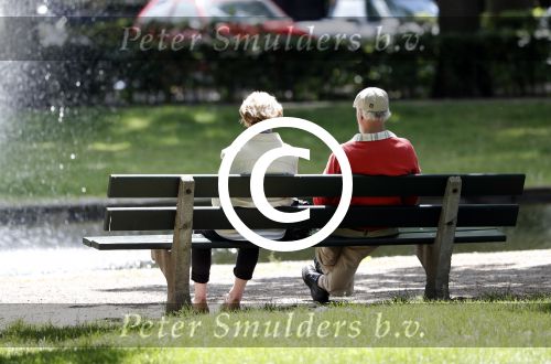 Laren 4 juni 2017 
Twee oudere mensen samen op een bankje bij de eendenvijver in Laren.
