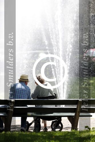 Laren 4 juni 2017 
Twee oudere mensen samen op een bankje bij de eendenvijver in Laren.