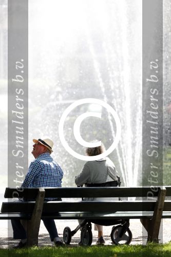 Laren 4 juni 2017 
Twee oudere mensen samen op een bankje bij de eendenvijver in Laren.