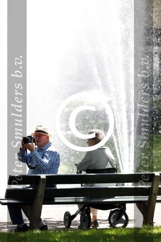 Laren 4 juni 2017 
Twee oudere mensen samen op een bankje bij de eendenvijver in Laren.