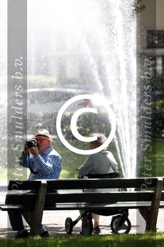 Laren 4 juni 2017 
Twee oudere mensen samen op een bankje bij de eendenvijver in Laren.
