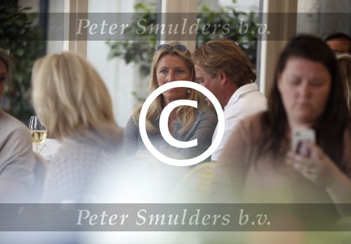 Amsterdam 29 mei 2017 
Paulette Schroder met haar man op terras bij de Joffers