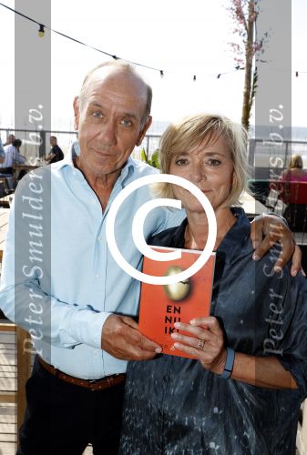 Zandvoort 1 juni 2017 
Boekpresentatie Peter Romer en zijn vrouw Anette Hock in standtent Rapa Nui . Hun kinderen waaronder Thijs en Nienke kregen het eerste boek.