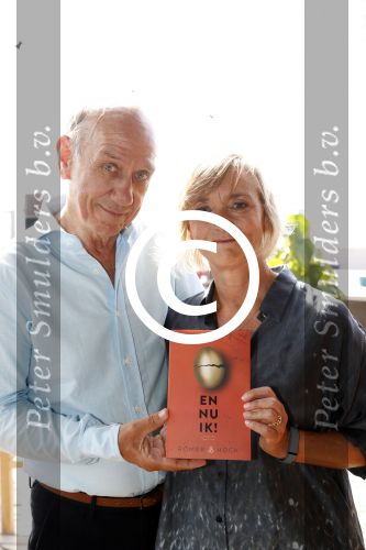 Zandvoort 1 juni 2017 
Boekpresentatie Peter Romer en zijn vrouw Anette Hock in standtent Rapa Nui . Hun kinderen waaronder Thijs en Nienke kregen het eerste boek.