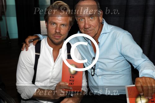 Zandvoort 1 juni 2017 
Boekpresentatie Peter Romer en zijn vrouw Anette Hock in standtent Rapa Nui . Hun kinderen waaronder Thijs en Nienke kregen het eerste boek.