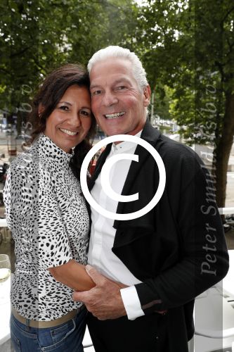 Rotterdam 16 juni 2017
Opening blushing Rotterdam van Gordon . Peter Strykes met partner Sairah.