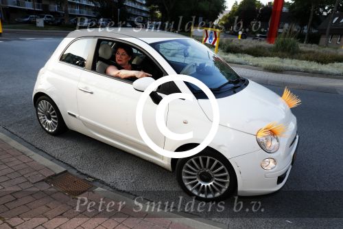 Nieuwegein 10 juni 2017
Feest voor Wesley Sneijder bij Will\'s in nieuwgein tbv het feit dat hij recordinternational voor nederland is geworden. Moeder Yolanthe Ricarda Kasbergen met man in auto met wimpers