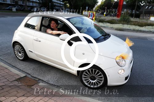 Nieuwegein 10 juni 2017
Feest voor Wesley Sneijder bij Will\'s in nieuwgein tbv het feit dat hij recordinternational voor nederland is geworden. Moeder Yolanthe Ricarda Kasbergen met man in auto met wimpers
