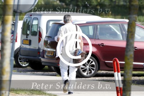 Vinkeveen 20 juni 2017
Rob Oudkerk loopt vanaf een recreatiewoning in Vinkeveen naar zijn auto