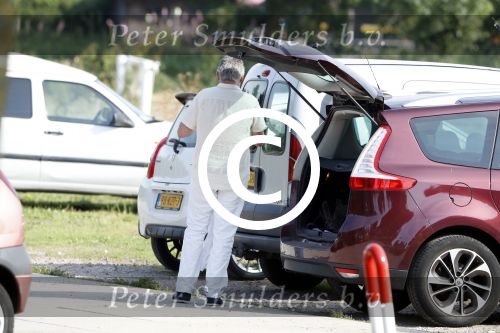Vinkeveen 20 juni 2017
Rob Oudkerk loopt vanaf een recreatiewoning in Vinkeveen naar zijn auto