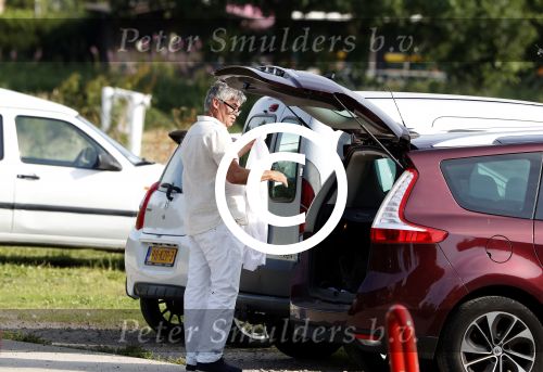 Vinkeveen 20 juni 2017
Rob Oudkerk loopt vanaf een recreatiewoning in Vinkeveen naar zijn auto