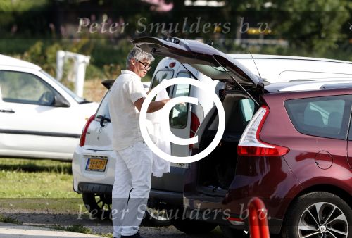 Vinkeveen 20 juni 2017
Rob Oudkerk loopt vanaf een recreatiewoning in Vinkeveen naar zijn auto