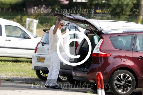 Vinkeveen 20 juni 2017
Rob Oudkerk loopt vanaf een recreatiewoning in Vinkeveen naar zijn auto